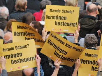 Gegendemonstranten in Neheim fordern Vermögenssteuer 