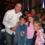 Ralf Schumacher mit kleinen Fans