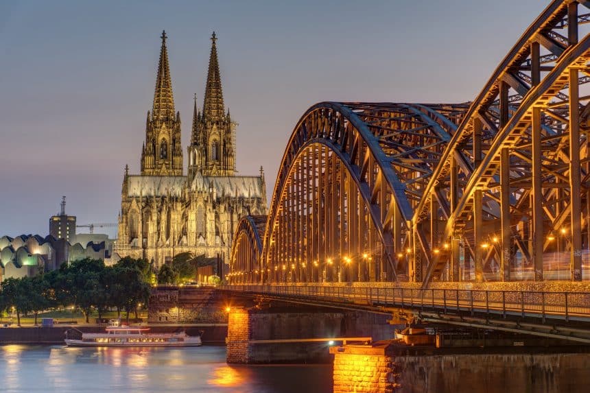 The imposing cathedral of Cologne at dusk